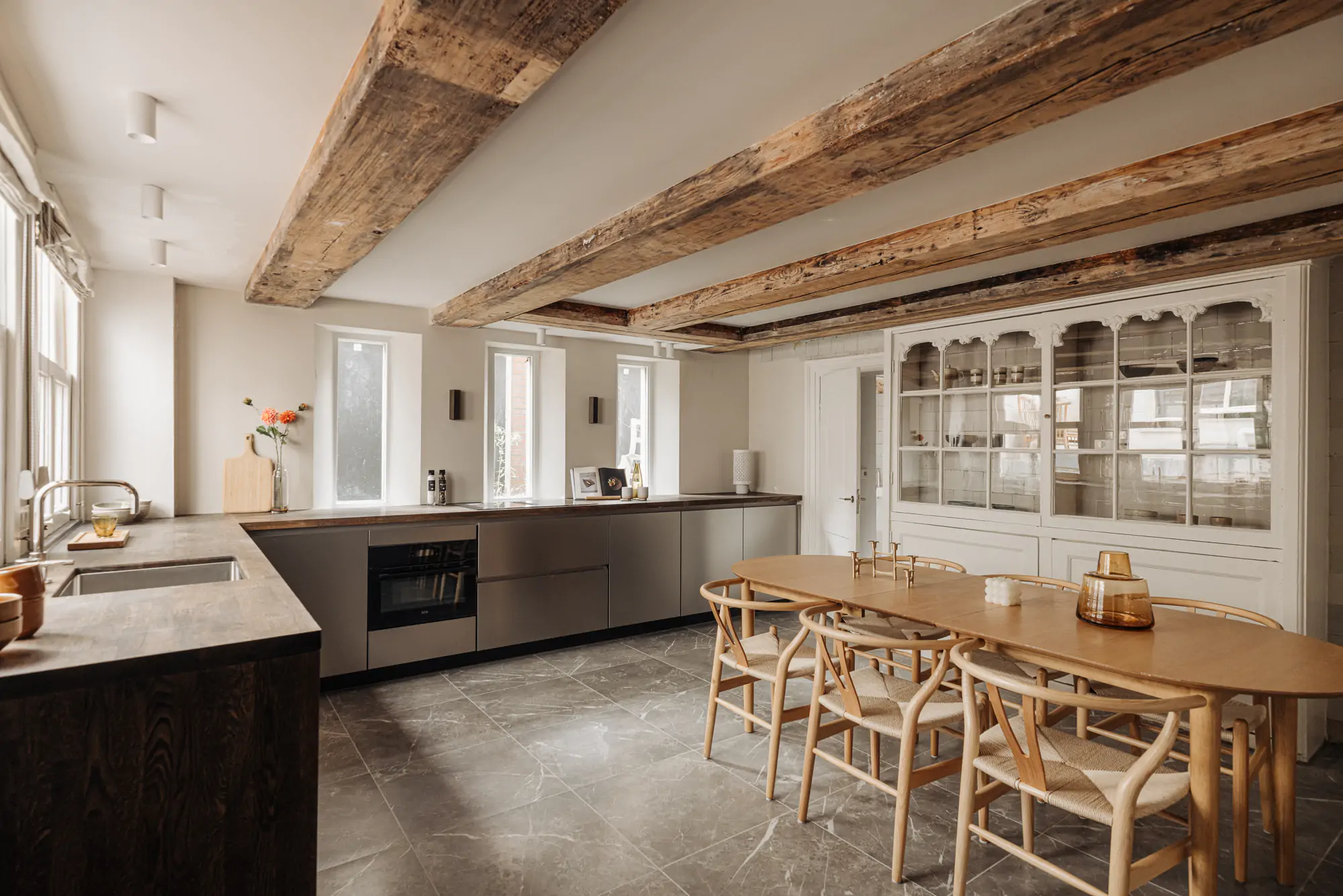 Uitgelicht; Daar waar de Prins Hendrikkade overgaat richting de gracht, ligt aan de Kromme Waal 29 dit authentieke grachtenpand