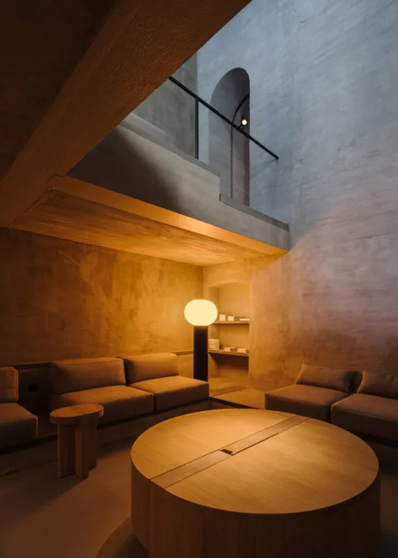 Licht is nooit zomaar licht. Voor Dimitri Saddi, oprichter van PSLab, is het een taal waarmee je verhalen vertelt.