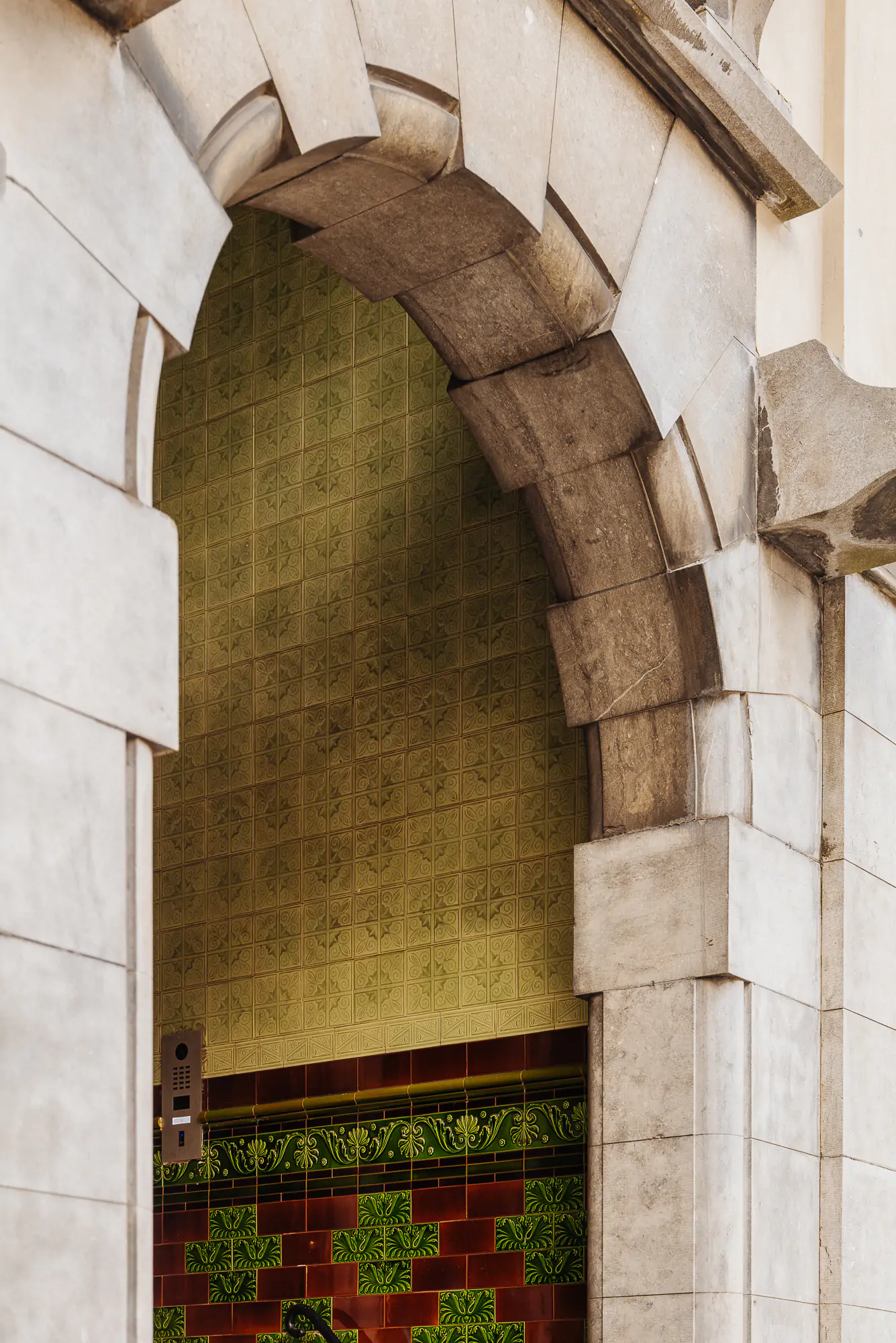 Een Rijksmonument uit 1896 gebouwd in een Art Nouveau stijl naar ontwerp van Gerrit van Arkel.