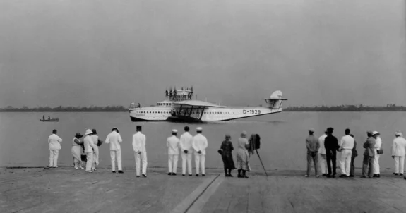 de-zussen-anna-en-augusta-curiel-midden-tijdens-de-landing