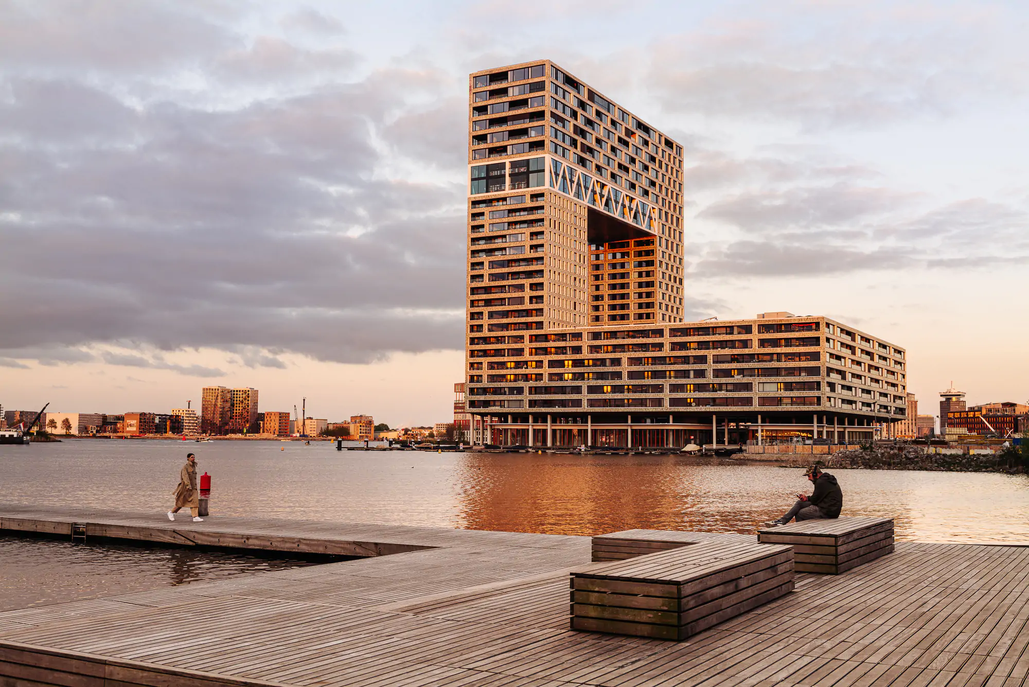 Pontsteiger, eyecatcher aan het IJ