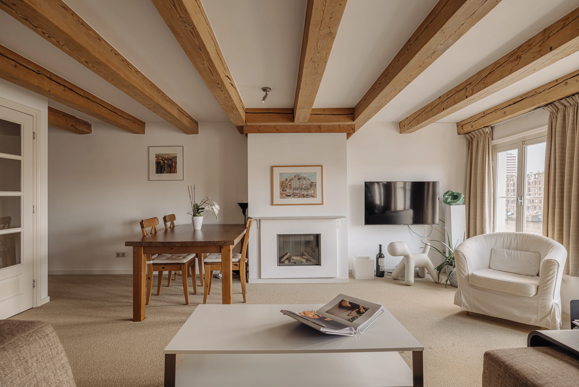 Karakteristiek appartement met uitzicht op de Magere Brug.