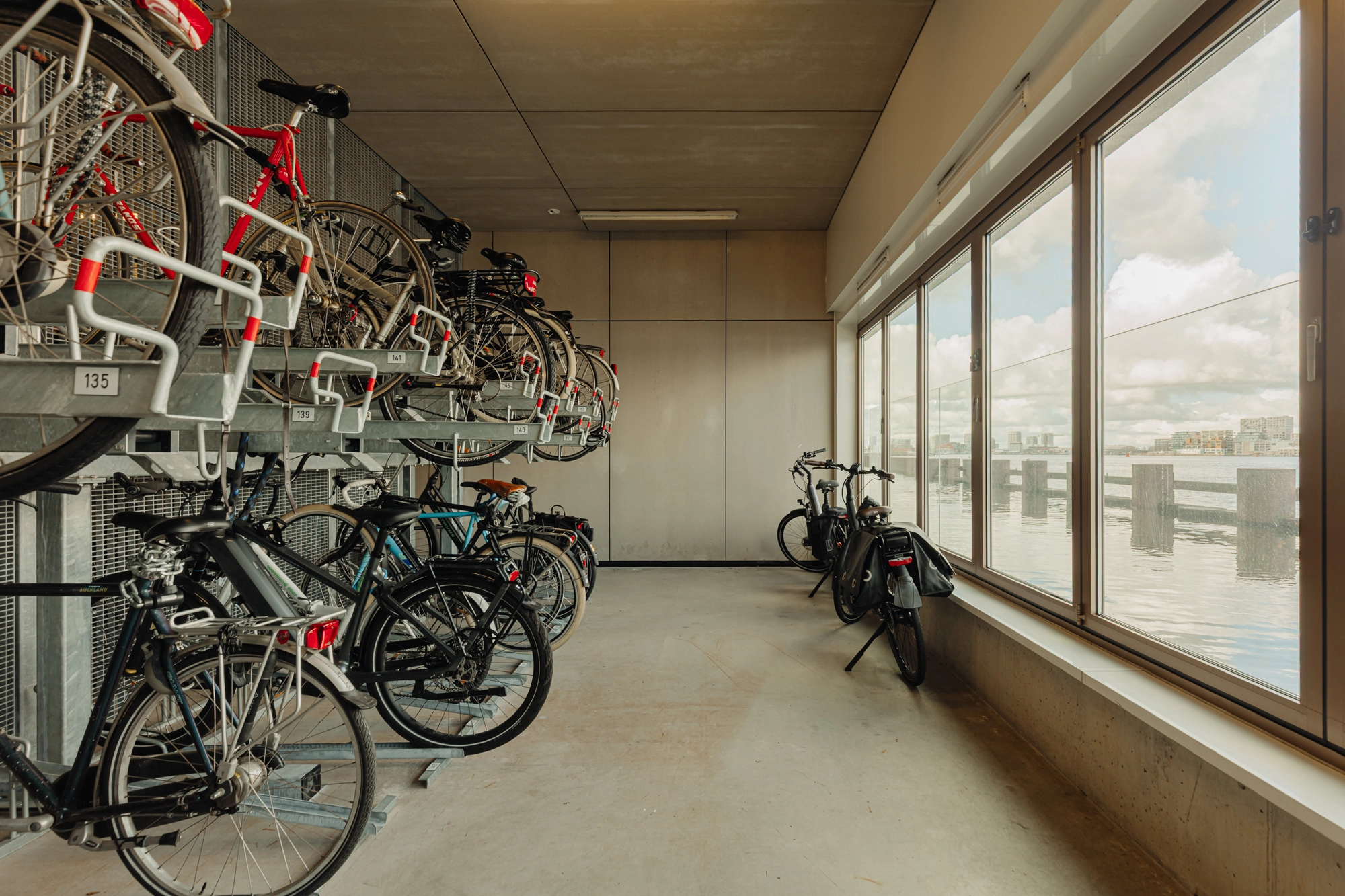 AM105999-1988305-IJdok-149,-Amsterdam-221292493