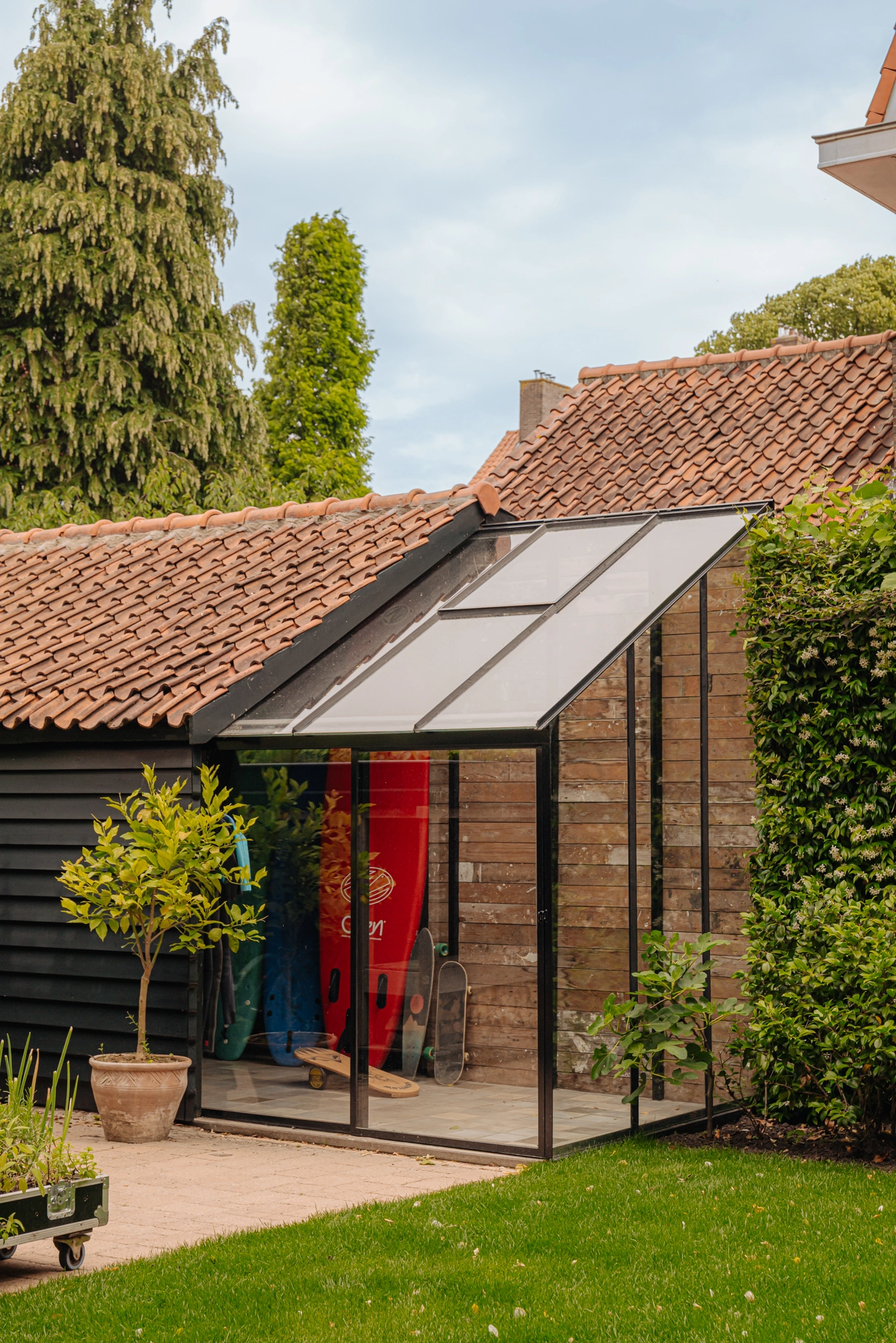 Uitgelicht; ‘Het Hoekhuis aan de Laan, een familiehuis; ruim opgezet, architectonisch verantwoord en gastvrij van karakter.