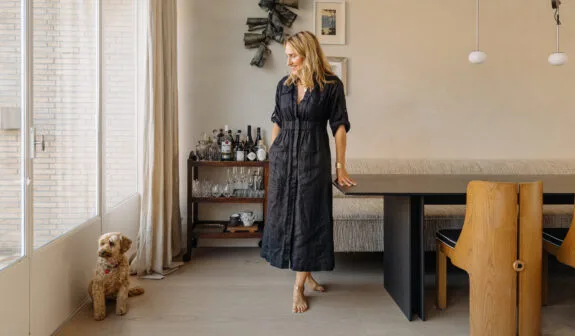 Ontmoet interieur ontwerpster Anita Fraser. Na een carrière als procesadvocaat volgde ze een opleiding interieurontwerp aan de University of Arts London. Samen met ontwerpers en architecten verfijnt ze woon- en werkruimtes.