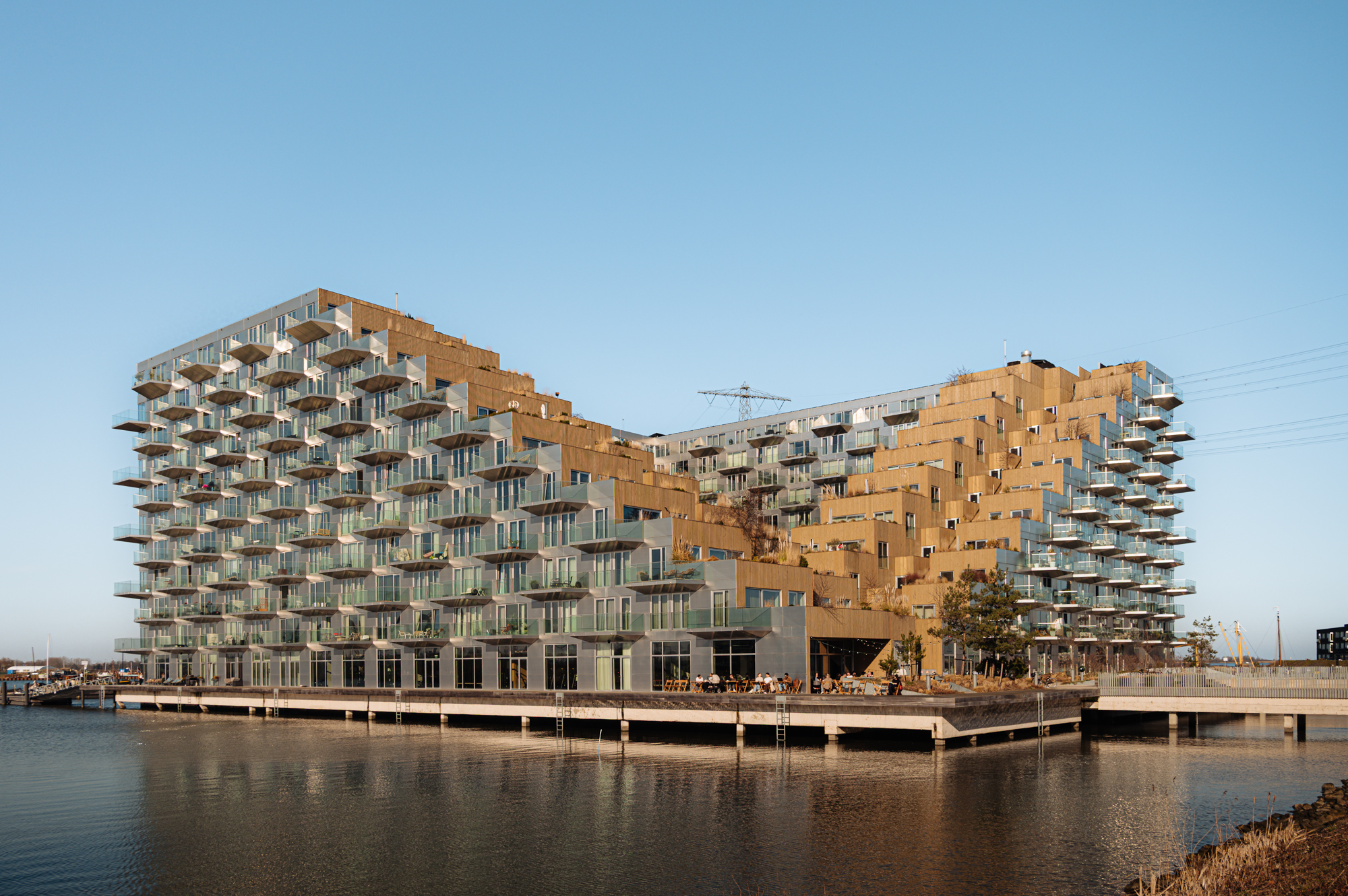Sluishuis, een woongebouw dat het water omarmt